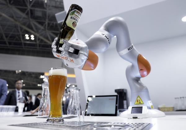 <p>LBR iiwa на Kuka AG на изложението за роботи International Robot Exhibition, Токио, 29 ноември 2017, Photographer: Kiyoshi Ota/Bloomberg.</p>
