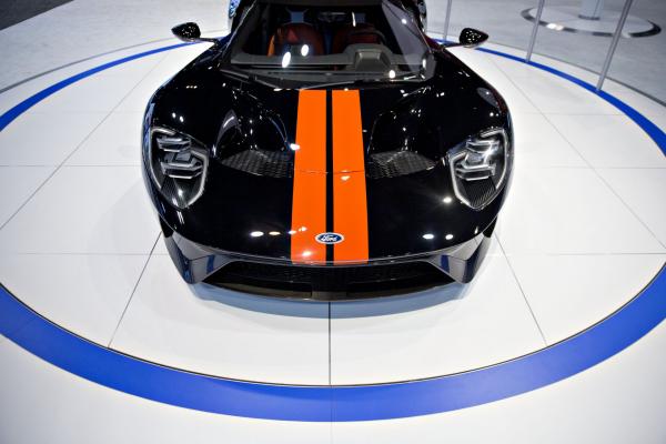 <p>Ford GT.Автосалонът в Чикаго. 9 февруари 2017. Photographer: Daniel Acker/Bloomberg.</p>

<p>Продажбите на коли в САЩ стигнаха 17,55 млн. през 2016. Анализаторите очакват ръстът да продължи, благодарение на очакваните данъчни <a href="http://www.bloombergtv.bg/novini/2017-01-10/predsedatelyat-na-ford-e-okurazhen-ot-politikite-na-tramp">облекчения </a>и националните инфраструктурни политики през 2017.</p>
