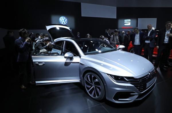 <p>Публиката снима Volkswagen Arteon.</p>

<p>Характеристиките на колата - четете в <a href="http://automedia.investor.bg/a/0-nachalo/29947-naslednikyt-na-vw-passat-cc-debiutira-v-jeneva/" target="_blank">Automedia</a>.</p>
