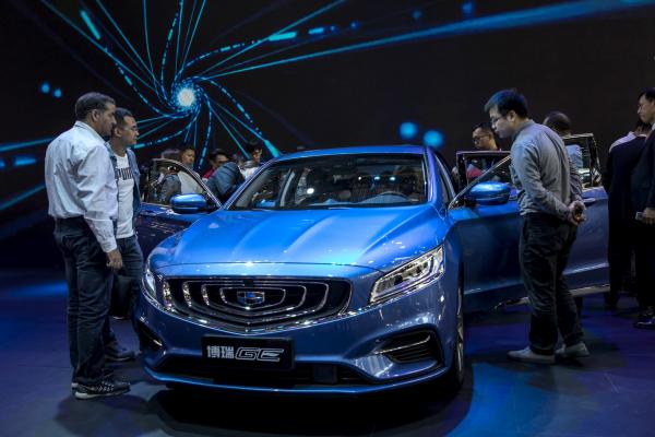 <p>Хибридът Borui GE на Zhejiang Geely Holding Group Co.&nbsp;&nbsp; на автосалона в Пекин. 25 април 2018. Photographer: Qilai Shen/Bloomberg.</p>

<p>Президентът на Китай Си Дзинпин въведе квоти за производство за &bdquo;колите с нова енергия&rdquo; / NEV/ . Целта на администрацията е седемкратно увеличение на продажбите на NEV, намаляване на емисиите в градовете и зависимостта на Китай от вносен петрол.</p>
