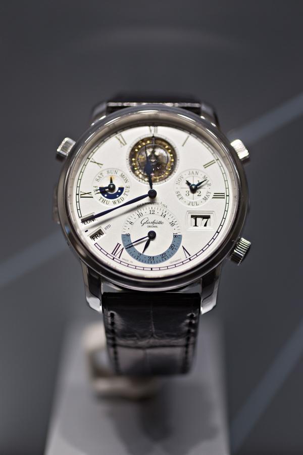 <p>&#39;Grande Cosmopolite Tourbillon&#39; на Glashutte, подразделение на Swatch Group AG.</p>

<p>Photographer: Michele Limina/Bloomberg</p>
