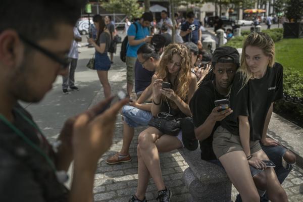 <p>Светкавичното разпространение на Pokemon Go показва възможността за <a href="http://www.bloombergtv.bg/nachalo/2016-07-19/nintendo-igrae-na-gonenitsa-sas-sony-i-netflix">Nintendo </a>да улови по-голям дял от мобилния пазар за 57 млрд. долара с франчайзите си и да си повиши продажбите.</p>

<p>Photographer: Victor J. Blue/Bloomberg</p>
