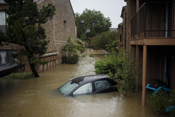 <p>Кола под водата. Спринг, Тексас. 28 август 2017. Photographer: Luke Sharrett/Bloomberg.</p>
