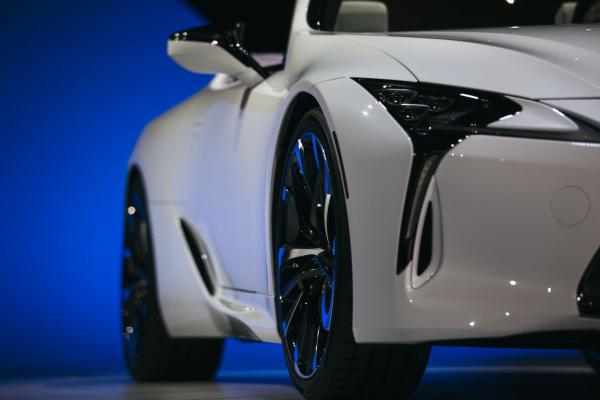 <p>Lexus LC на Toyota Motor Corp. на Автосалона в Детройт, 14 януари 2019. Photographer: Daniel Acker/Bloomberg.</p>

<p>За производителите NAIAS е глобална сцена, на която представят дебюти и модели, формиращи брандовете.</p>
