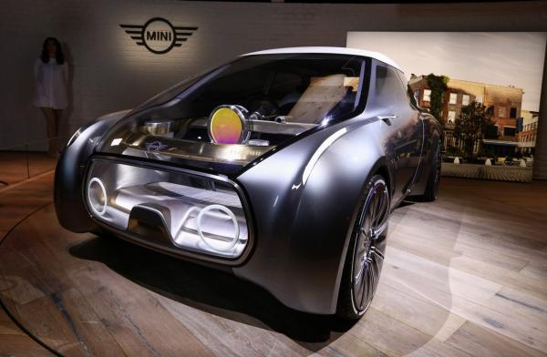 <p>BMW показа в Лондон и електрическото Mini Vision Next 100.</p>

<p>Германия може да стане първият голям пазар, който официално ще постави краен срок за използването на коли на бензин или дизел. Берлин потвърди, че след 2030 всички коли трябва да са с нулеви емисии. Холандия и Норвегия обмислят подобна стъпка.</p>
