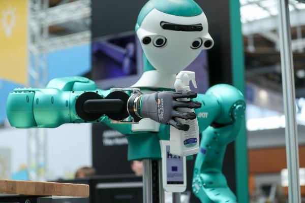 <p>Роботът Armar-6, разработка на Karlsruhe Institute of Technology на CeBIT 2018. 11 юни 2018. Хановер. Photographer: Kriztian Bocsi/Bloomberg.</p>
