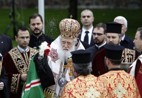 <p>Денят на Храбростта и празник на Българската армия започна с тържествен водосвет и освещаване на бойните знамена и знамената-светини пред паметника на Незнайния воин. Тържественият ритуал беше отслужен от Негово Светейшество Българският патриарх Неофит.</p>
