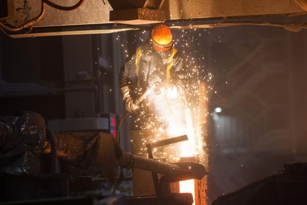 <p>Металургичен завод на Celsa Steel UK Ltd. в Кардиф, на 18 ноември 2015. <u><strong><a href="http://www.bloombergtv.bg/novini/2015-11-11/surovinite-se-srivat-nakade-shte-se-nasochat-pazarite">Желязната руда</a></strong></u> ще увеличи спада си и през 2016, след като слабото търсене на стомана поразява резултатите, а най-големите доставчици продължават да увеличават производството според бившия главен икономист на Rio Tinto Group, който каза, че Китай би трябвало да затвори ненужните си металургични заводи.</p>

<p>Photographer: Simon Dawson/Bloomberg</p>

<p>&nbsp;</p>
