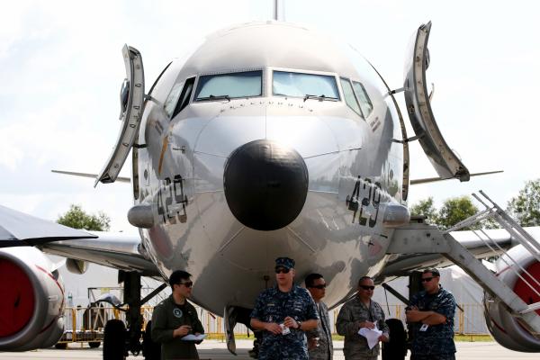 <p>P-8 Poseidon, произведен от <u><strong><a href="http://www.bloombergtv.bg/video/boeing-predstavi-optimistichna-prognoza-za-sledvashtite-20g">Boeing Co.</a></strong></u> на авиосалона в Сингапур.</p>

<p>Photographer: SeongJoon Cho/Bloomberg</p>

<p>&nbsp;</p>
