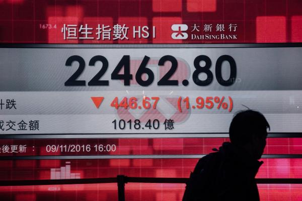 <p>Индексът Hang Seng на екран в Хонконг. 9 ноември 2016. Photographer: Anthony Kwan/Bloomberg.</p>

<p>Глобалните пазари шокираха трейдърите, след като последните сондажи даваха победата на Хилъри Клинтън.</p>

<p><a href="http://www.bloombergtv.bg/pazari/2016-11-09/evropeyskite-borsi-otvoriha-na-cherveno-sled-pobedata-na-tramp">Европейските борси </a>отвориха на червено на 9 ноември.</p>
