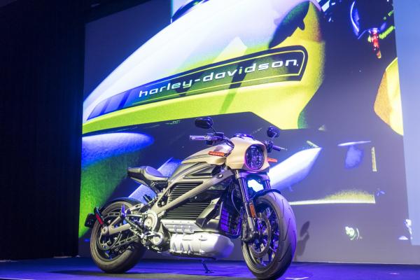 <p>Електрически мотор Harley-Davidson Livewire. CES, Лас Вегас, Невада. 7 януари 2019. Photographer: Patrick T. Fallon/Bloomberg.</p>

<p>Производителят обяви, че започва да приема предварителни поръчки за първия си изцяло електрически модел.</p>
