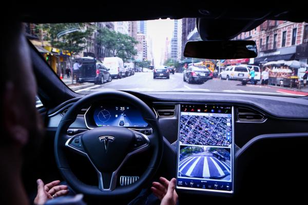 <p>Шофьор кара без ръце Tesla Model S в Ню Йорк. 20 септември 2016. Photographer: Christopher Goodney/Bloomberg.</p>

<p>Последният ъпдейт в операционната система на колата Tesla 8.0 е най-голямата промяна в автопилота.</p>
