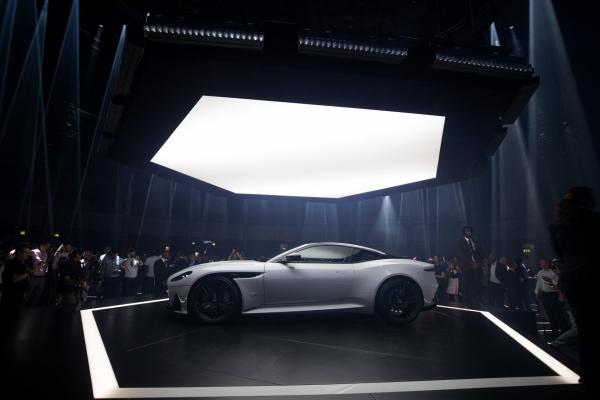 <p>Премиерата на Aston Martin DBS Superleggera на Aston Martin Lagonda Ltd. в Лондон. 26 юни 2018. Photographer: Chris Ratcliffe/Bloomberg.</p>

<p>С 211 мили в час, DBS Superleggera ще бъде най-бързата кола серийно производство на британската компания и ще се конкурира с Ferrari 812 Superfast.</p>
