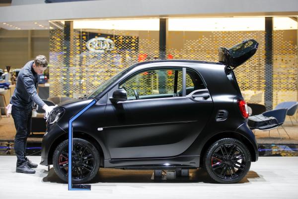 <p>Eлектрическият Smart EQ Fortwo в Женева, Швейцария, 5 март 2019. Photographer: Stefan Wermuth/Bloomberg.</p>

<p>Малка и пъргава, вдига до 100 км/ч за 10,9 секунди.</p>
