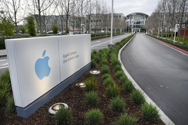 <p>Алеята към входа на централата на Apple Inc. в Купертино, Калифорния.</p>

<p>Photographer: Michael Short/Bloomberg</p>
