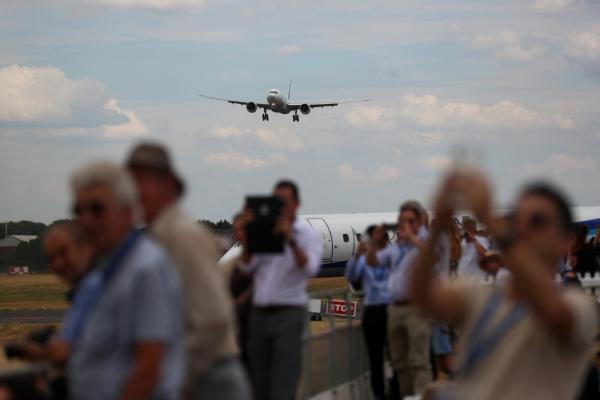 <p>Airbus A350-1000 на авиошоуто във Фарнбъро. 16 юли 2018. Photographer: Simon Dawson/Bloomberg.</p>
