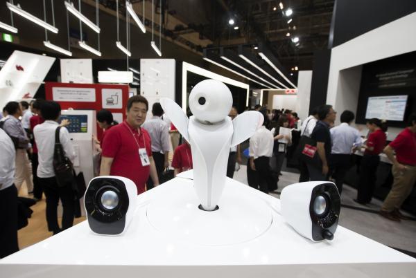 <p>Комуникационен робот RoBoPin на <a href="http://www.bloombergtv.bg/biznes-start/2016-10-06/dramata-okolo-twitter">Fujitsu </a>Ltd.</p>

<p>Fujitsu спечели награда в категорията Здраве и домакинство за смарт очилата си.</p>
