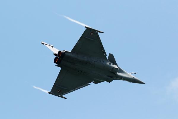 <p>Демонстрационен полет на Rafale, произведен от Dassault Aviation SA на френските ВВС на авиошоуто в Сингапур.</p>

<p>Photographer: SeongJoon Cho/Bloomberg</p>
