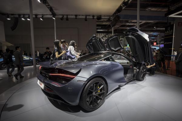 <p>Двуместният луксозен McLaren 720S е по-бърз и по-лек от 650S, с 4-литров V8 двигател и тегло от 1282.7 кг.</p>
