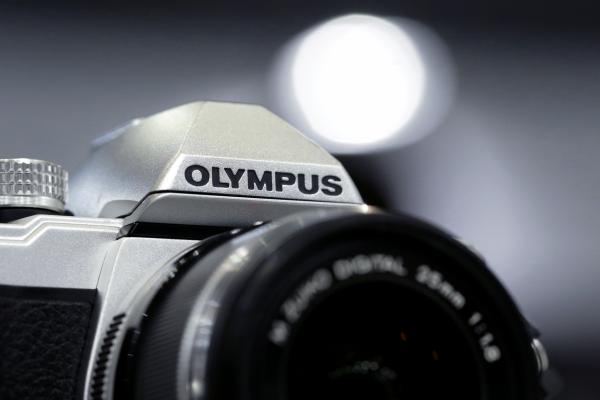 <p>Безогледален Olympus OM-D E-M10 Mark II.</p>

<p>Photographer: Kiyoshi Ota/Bloomberg</p>
