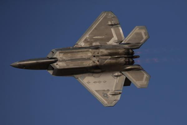 &lt;p&gt;F-22 Raptor на Lockheed Martin Corp. на демонстрационен полет по време на откриването на изложението в Дубайна Dubai World Central (DWC), ОАЕ на 8 ноември 2015.&lt;/p&gt;

&lt;p&gt;Photographer: Jasper Juinen/Bloomberg&lt;/p&gt;
