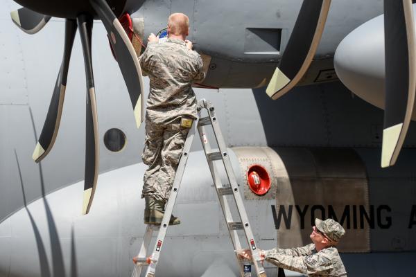 <p>Военен транспортен C-130H Hercules на авиошоуто във Фарнбъро. 16 юли 2018. Photographer: Simon Dawson/Bloomberg.</p>
