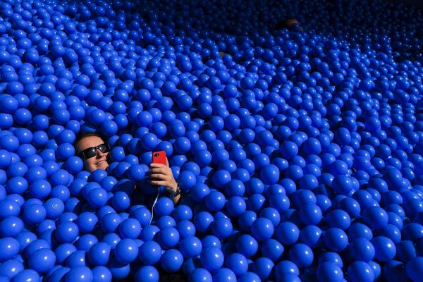 <p>Щандът на IBM на изложението CeBIT 2018 в Хановер, Германия. 11 юни 2018. Photographer: Kriztian Bocsi/Bloomberg. Изложението е отворено на 11-15 юни.</p>
