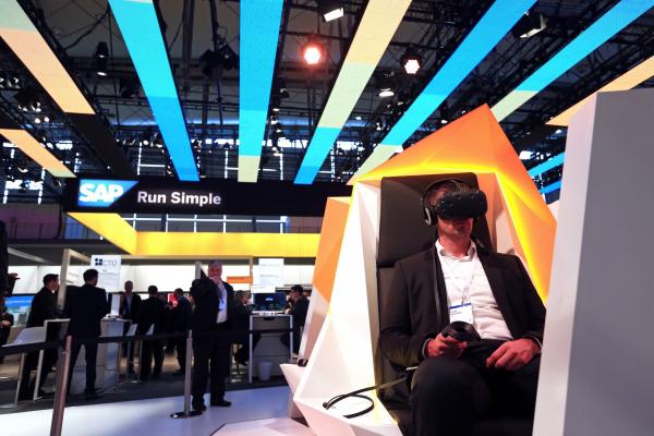 <p>Посетител с VR шлем в павилиона на SAP SE.</p>

<p>Градовете, които искат да растат и да привличат млади хора трябва да се променят. Да поставят хората в центъра, да се грижат за благоденствието им - денонощно и при извънредни обстоятелства. За да постигнат тази цел модерните градове трябва да тръгнат към дигитализация. Два стартъра от програмата на <a href="http://www.bloombergtv.bg/novini/2017-01-25/makdermot-sap-varvi-s-palna-para">SAP </a>Startup Focus работят по тази идея. IPGallery и Enersis представиха в Хановер &quot;оформянето на пейзажа на смарт градовете&quot;</p>
