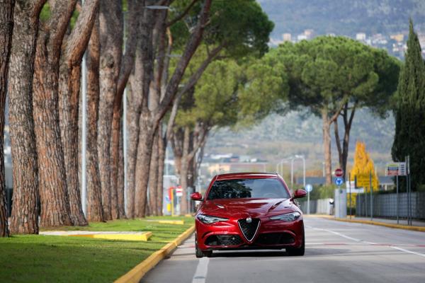 <p>Alfa Romeo Giulia Guadrifoglio пред завода в Касино, Италия. 24 ноември 2016. Photographer: Matthew Lloyd/Bloomberg.</p>
