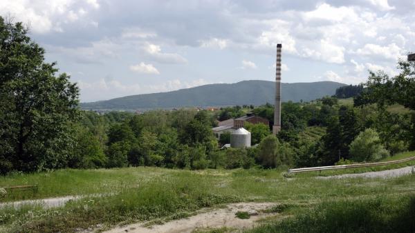 <p>Старата розоварна. В Стрелча дистилационните са две.</p>

<p>За производството на 1 кг розово масло са необходими 3,5-4 тона розов цвят.<br />
През 2016 изкупната цена премина 4лв. за кг. цвят. Дъждовете намалиха реколтата.</p>
