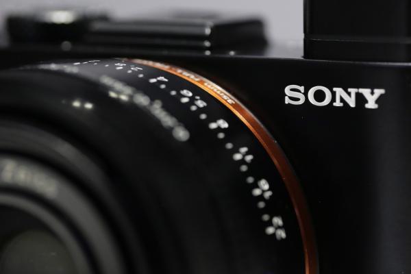 <p>Компактният Sony Cyber-shot RX1R II, безогледален, със сменяема оптика е онлайн за ок. 3300 щ.д.</p>

<p>Photographer: Kiyoshi Ota/Bloomberg</p>
