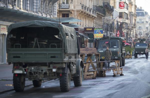 <p>Пешеходец минава край военни автомобили, паркирани край Големия площад в Брюксел в понеделник, 23 ноември 2015.</p>

<p>Photographer: Jasper Juinen/Bloomberg</p>
