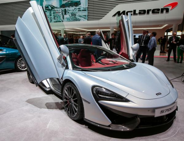 <p>2017 McLaren 570GT. Автосалон Женева, 2 март 2016. Photographer: Jason Alden/Bloomberg.</p>

<p>Повече за производителя - в <a href="http://automedia.investor.bg/search/?cx=002410455876641964495%3A9pjna_gcbea&amp;cof=FORID%3A10&amp;ie=UTF-8&amp;q=McLaren&amp;sa=">Аутомедия</a>.</p>
