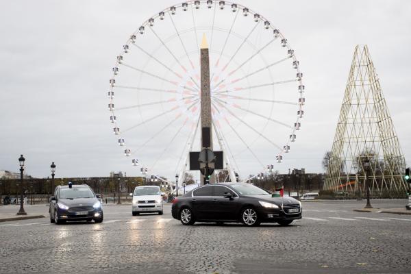 <p>Автомобил с йордански флаг пресича площад Конкорд в Париж.</p>

<p>Photographer: Christophe Morin/Bloomberg</p>
