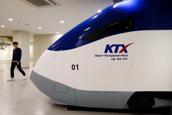 <p>Посетител до макет на скоростния влак Korea Train Express-KTX Сеул-Пхенян-Париж на наблюдателната площадка Одусан край демилитаризираната зона на границата между Южна и Северна Корея. 29 април 2017. Photographer: SeongJoon Cho/Bloomberg.</p>

<p>Северна Корея е най-голямата заплаха за <a href="http://www.bloombergtv.bg/novini/2017-04-19/severna-koreya-e-nay-golyamata-zaplaha-za-yaponskite-pazari">японските пазари</a>: Тору Сасаки Ръководител японски пазари в JPMorgan Chase.</p>
