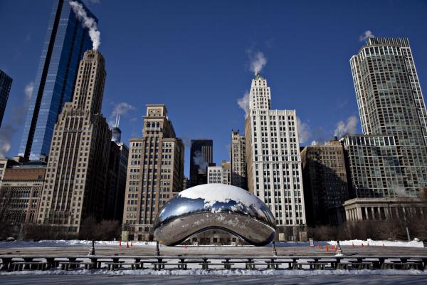 <p>Сняг покрива склуптурата Cloud Gate в Millennium Park в Чикаго. Чикаго. 30 януари 2019. Photographer: Daniel Acker/Bloomberg.</p>

<p>Жителите на третия по големина град в САЩ, Чикаго са свикнали на студено време, но сега бяха предупредени да очакват необичайно ниски температури и да избягват да излизат навън.</p>
