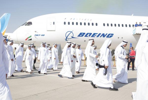 <p>Boeing 777 на Emirates Airlines по време на 15-о изложение DWC. Дубай, ОАЕ, 13 ноември 2017. Photographer: Natalie Naccache/Bloomberg.</p>

<p>Акциите на Airbus се понижиха с 0,4% в Париж на 13 ноември 2017. Тази година европейският производител поскъпна с 33% в сравнение с ръста от 68% на Boeing.</p>
