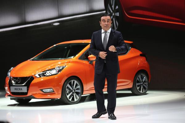 <p>Карлос Гон, главен изп. директор на Renault SA и Nissan Motor Co. пред новата Nissan Micra.</p>

<p>&quot;Zoe е най-продавания в Европа модел електромобил. Днес обявихме, че ще удвоим пробега на модела Zoe, което със сигурност ще подсили търсенето й&quot;, каза<a href="http://www.bloombergtv.bg/novini/2016-09-29/avtosalonat-v-parizh-2016-renault-nissan"> Карлон Гон, главен изпълнителен директор на Renault-Nissan</a> за Bloomberg.</p>

<p>&nbsp;</p>
