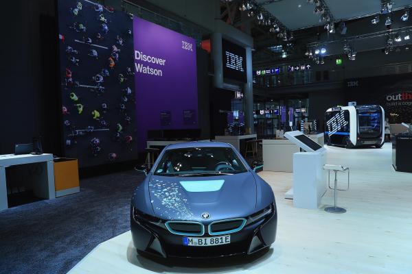 <p>Електромобил BMW i8 в партньорство с IBM Watson technology. CeBIT 2017 в Хановер, Германия. 20 март 2017. Photographer: Krisztian Bocsi/Bloomberg.</p>

<p>Ако имате въпрос към колата, можете да я попитате и тя ще отговори. Инженерите на IBM и BMW работят заедно в Мюнхен.</p>
