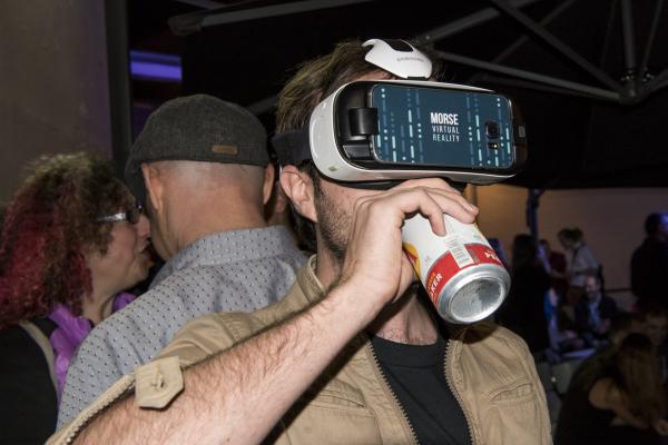 &lt;p&gt;Посетител с VR шлем на купона на Deloitte Digital по време на интерактивния фестивал South By Southwest (SXSW) в Остин, Тексас на 11 март 2016.&lt;/p&gt;

&lt;p&gt;SXSW включва презентации на най-светлите умове на новите технологии, специални срещи, водени от лидерите в индустрията и представяне на нови сайтове, видеоигри и стартъп идеи.&lt;/p&gt;

&lt;p&gt;Photographer: David Paul Morris/Bloomberg&lt;/p&gt;
