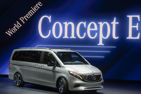 <p>Електрически Mercedes-Benz Concept EQV,&nbsp; Женева, Швейцария, 5 март 2019. Photographer: Chris J. Ratcliffe/Bloomberg.</p>

<p>Премиера.</p>

<p>Топ приоритетът на Daimler е заплахата от президента Тръмп да наложи <a href="https://www.bloombergtv.bg/analizi/2019-03-05/citroen-ochakva-posleditsi-ot-mitata">мита </a>от 25% за вноса на всякакви коли от ЕС.&nbsp; Mercedes-Benz може да вдигне цените и да промени плановете си за производство, за да избегне някои разходи. Според Credit Suisse митото може да изтрие 7,5% от оперативната печалба на Daimler.</p>
