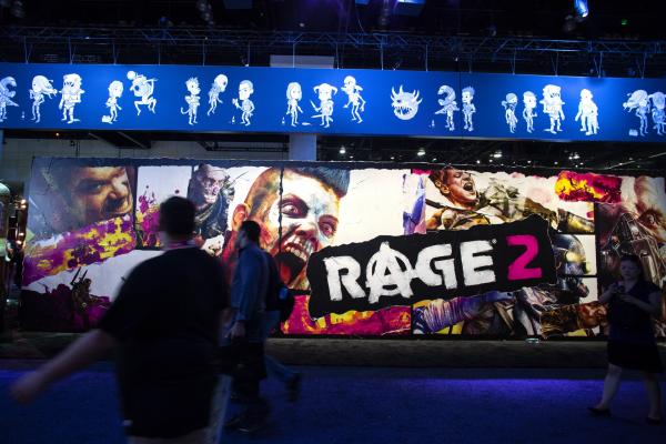 <p>Екран на Rage 2 на Bethesda Softworks LLC по време на E3 в Лос Анджелис. 12 юни 2018. Photographer: Troy Harvey/Bloomberg.</p>

<p>В продължение на три дни водещи технологични компании показват най-новите си продукти на E3 Electronic Entertainment Expo.</p>
