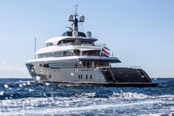 &lt;p&gt;Луксозната суперяхта &lt;strong&gt;Icon&lt;/strong&gt;, построена от Icon Yachts BV пред Монако по време на Monaco Yacht Show (MYS) 23 септември 2015.&lt;/p&gt;

&lt;p&gt;Снимка: Balint Porneczi/Bloomberg&lt;/p&gt;
