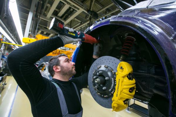 <p>Работник монтира компонентите на предното колело на Porsche 911</p>

<p>Photographer: Krisztian Bocsi/Bloomberg</p>
