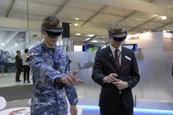 <p>Демонстрация на шлемове за VR в павилиона на Boeing Co.</p>
