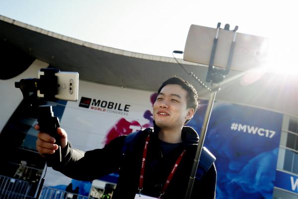 <p>Посетител си прави селфи преди откриването на MWC в Барселона, Испания. 25 февруари 2017. Photographer: Pau Barrena/Bloomberg.</p>
