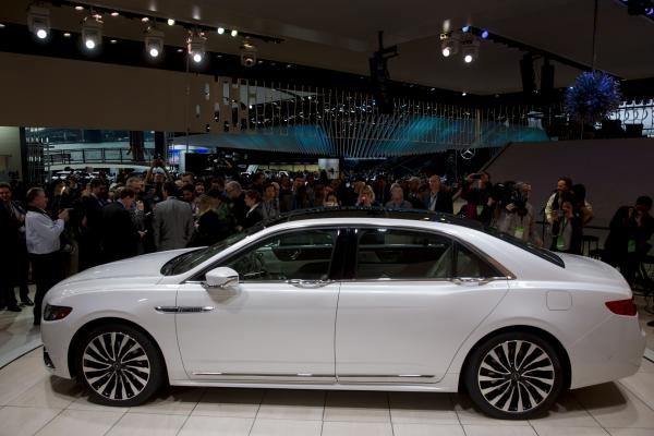 <p>Един от хитовете в Детройт 2016: 2017 Lincoln Continental на Ford Motor Co.</p>

<p>Photographer: Andrew Harrer/Bloomberg</p>
