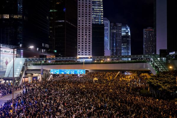 <p>Протест в Хонконг. 1 юли 2019. Photographer: Paul Yeung/Bloomberg.</p>

<p>Преди това протестът мина по Козуей бей, Уончай и Адмиралтейството в центъра на Хонконг.<br />
Главните улици бяха блокирани.</p>
