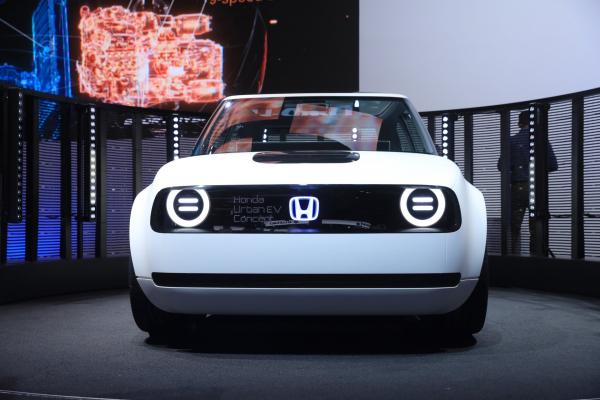 <p>Електрическа Honda Urban&nbsp; на автосалона във Франкфурт, IAA, 12 септември 2017. Photographer: Simon Dawson/Bloomberg.</p>
