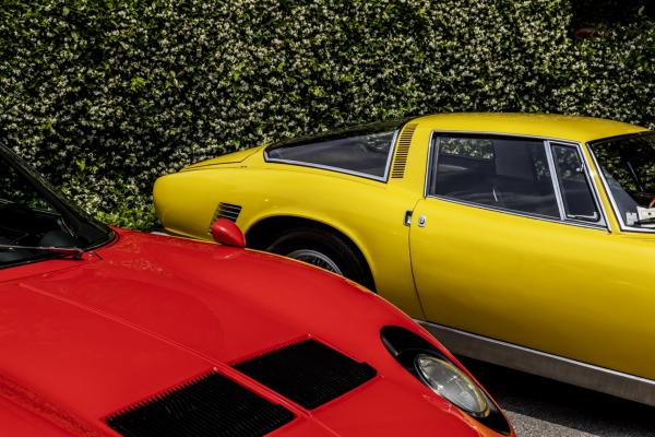 <p>Lamborghini Miura 400 SV от 1971, в ляво и Iso Grifo GL 350 от 1967 в дясно. Вила д&#39;Есте, Чернобио, Италия. 26 май, 2018. Photographer: Alberto Bernasconi/Bloomberg.</p>
